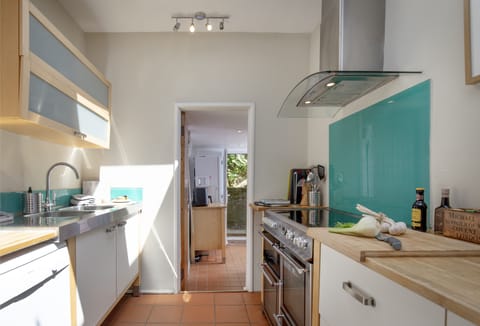 Berry Cottage, Croyde. First floor: Complete with an electric range oven and a dishwasher