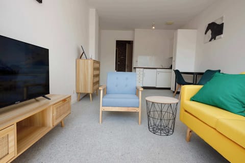 Open plan living room and kitchen, providing every guest with the sense of home