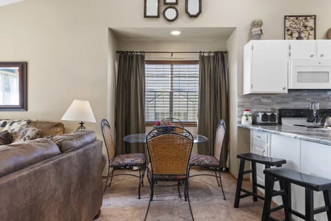 Condo, Multiple Beds, Balcony, Mountain View (Lake Livin') | Living area | 42-inch flat-screen TV with digital channels