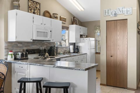 Condo, Multiple Beds, Balcony, Mountain View (Lake Livin') | Private kitchen | Fridge, microwave, oven, stovetop