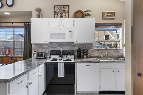 Condo, Multiple Beds, Balcony, Mountain View (Lake Livin') | Private kitchen | Fridge, microwave, oven, stovetop