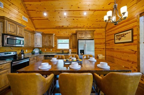 Double J Hideaway’s kitchen and dining area offer seating for 8—perfect for shared meals and game nights.