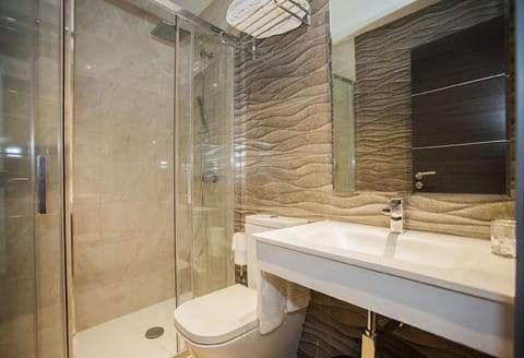 Standard Twin Room | Bathroom | Rainfall showerhead, free toiletries, hair dryer, towels