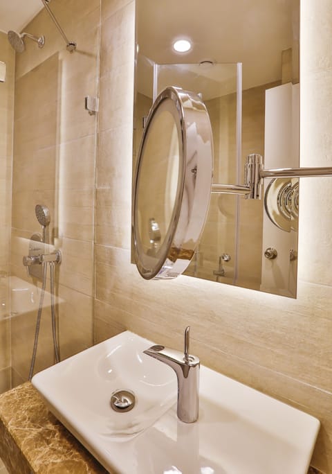 Sea View Room | Bathroom | Shower, hair dryer, towels