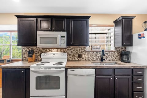 Condo, Multiple Beds, Balcony, Garden View (Cozy Timbers) | Private kitchen | Fridge, microwave, oven, stovetop