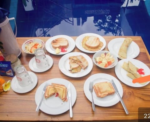 Free daily English breakfast