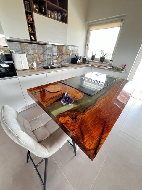 Full-size fridge, microwave, oven, stovetop