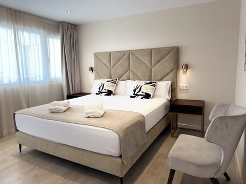 Premium Double Room | Minibar, in-room safe, desk, blackout drapes