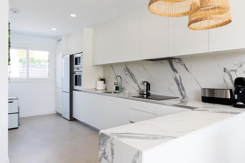Sleek, modern, and practical, this kitchen is ready for whatever you feel like cooking—whether it`s breakfast or tapas night.