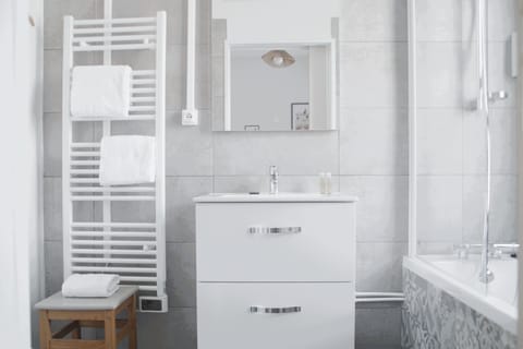 Superior Double Room | Bathroom | Shower, towels, soap, shampoo