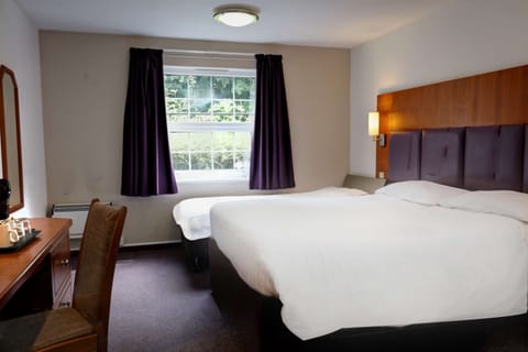 Deluxe Room, 2 Twin Beds, Non Smoking | Desk, free cribs/infant beds, free WiFi, bed sheets