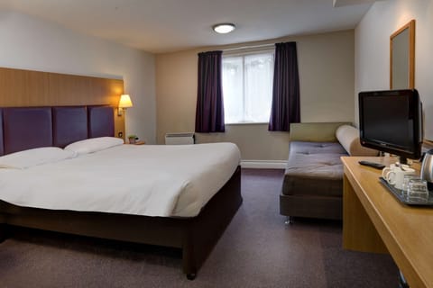 Deluxe Room, 1 Double Bed, Non Smoking | Desk, free cribs/infant beds, free WiFi, bed sheets