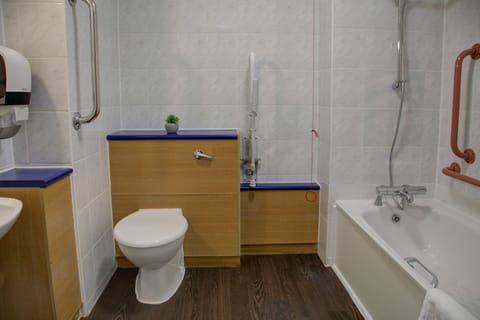 Standard Room, 1 Double Bed, Accessible, Bathtub | Bathroom | Combined shower/tub, free toiletries, hair dryer, towels