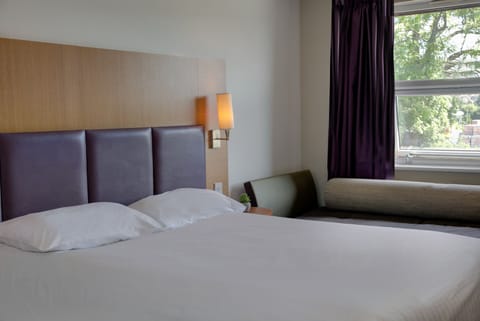 Standard Room, 1 Double Bed, Accessible, Bathtub | Desk, free WiFi, bed sheets, wheelchair access