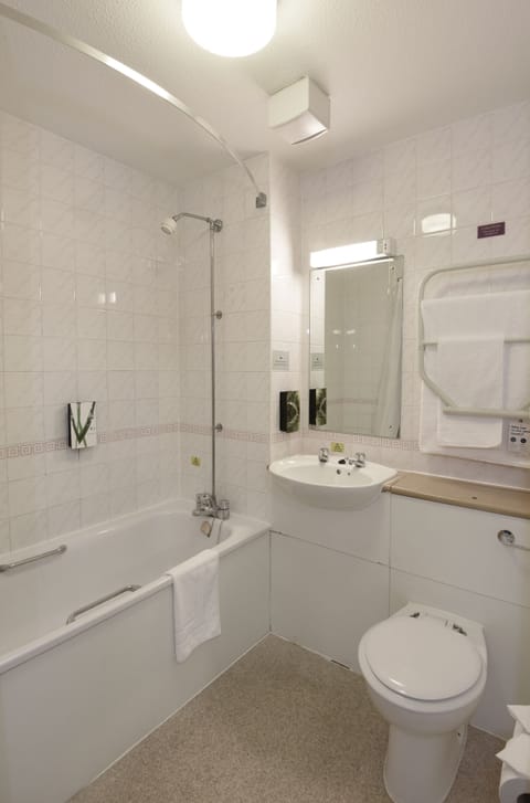 Combined shower/tub, free toiletries, hair dryer, towels