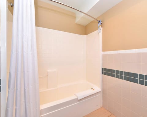 Combined shower/tub, free toiletries, hair dryer, towels