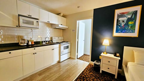 Standard Suite, Multiple Beds, Kitchen | Room amenity