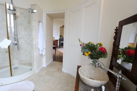 Luxury Room, 1 King Bed, Garden View | Bathroom