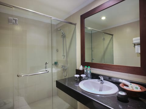 Standard Room, Garden Area | Bathroom | Combined shower/tub, free toiletries, hair dryer, slippers