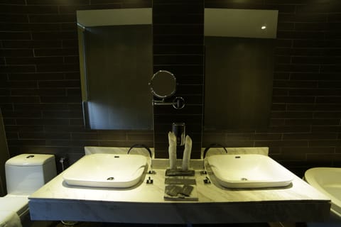 Executive Suite, City View | Bathroom sink