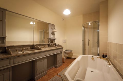 Family Suite | Bathroom | Eco-friendly toiletries, hair dryer, bathrobes, towels