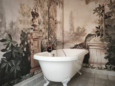 Junior Suite, City View | Bathroom | Eco-friendly toiletries, hair dryer, bathrobes, towels