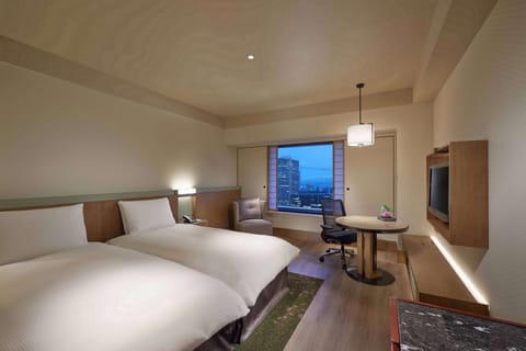 Twin Hilton Room | Minibar, in-room safe, soundproofing, iron/ironing board