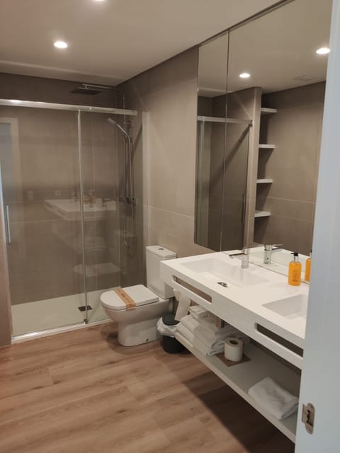 HABITACIÓN QUINTUPLE | Bathroom | Shower, free toiletries, towels