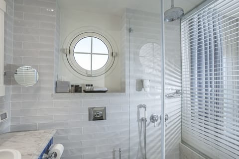 Spa Room | Bathroom | Shower, free toiletries, hair dryer, towels