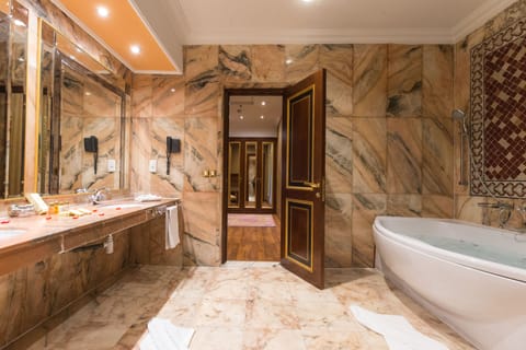 Royal Suite | Bathroom | Combined shower/tub, free toiletries, hair dryer, bathrobes