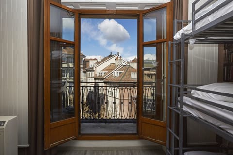 5-beds Room (Large) | Free WiFi, bed sheets