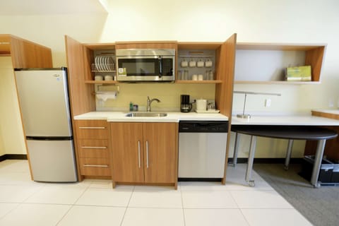 Full-size fridge, microwave, coffee/tea maker, toaster