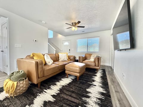 With comfortable furniture and designer decor, Glendale Getaway is classy and conveniently meets all your needs