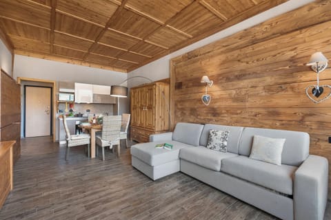 Honeymoon Studio, Mountain View (Studio Charming Sportinia) | Living area | 21-inch Smart TV with cable channels