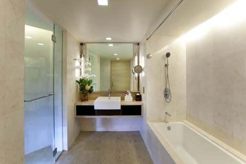 Executive Suite | Bathroom | Deep soaking tub, free toiletries, hair dryer, bathrobes
