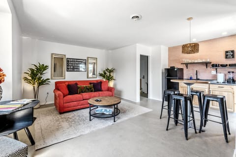 Suite | Desk, laptop workspace, free WiFi