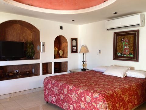 Basic Single Room, 1 King Bed | Individually decorated, individually furnished, blackout drapes