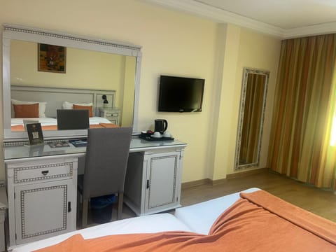 Double Room | Minibar, in-room safe, desk, soundproofing