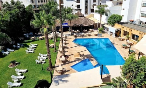 Outdoor pool, pool umbrellas, sun loungers