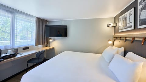 Superior Room, 1 King Bed | Premium bedding, individually decorated, desk, blackout drapes