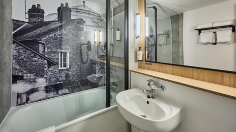 Combined shower/tub, eco-friendly toiletries, hair dryer, towels