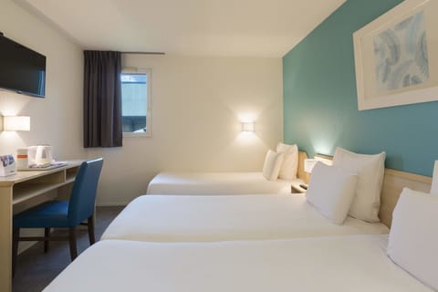 Standard Triple Room, 3 Twin Beds, Non Smoking | Desk, free WiFi, bed sheets