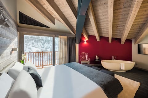 Exclusive Suite, Balcony, Mountain View | In-room safe, blackout drapes, soundproofing, free WiFi