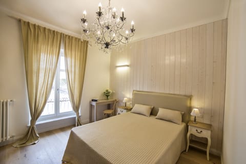 Standard Double Room | Minibar, in-room safe, individually decorated, individually furnished