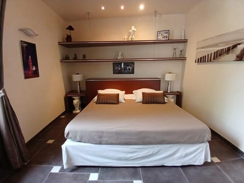 1 bedroom, desk, bed sheets