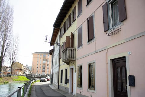 Apartment (1 Bedroom) | 1 bedroom, iron/ironing board, bed sheets