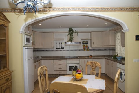 Full-size fridge, microwave, oven, stovetop