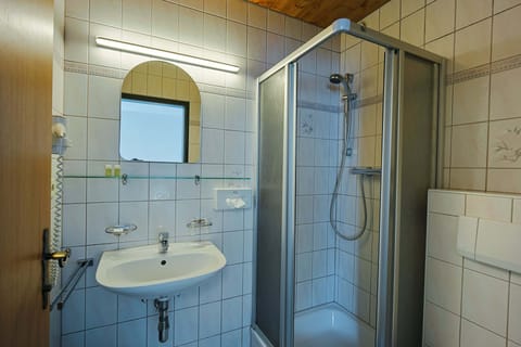 Standard Triple Room | Bathroom | Hair dryer, towels, soap, shampoo