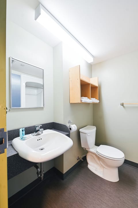 Standard Room, 2 Twin Beds | Bathroom | Shower, free toiletries, towels