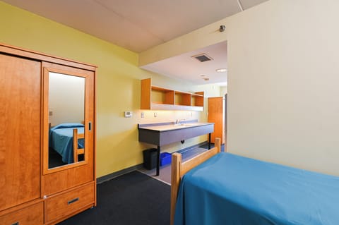 Standard Room, 2 Twin Beds | Desk, laptop workspace, free WiFi, bed sheets